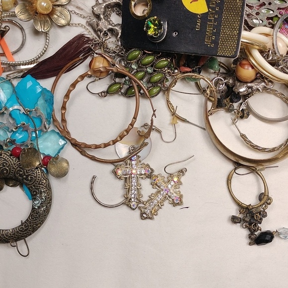 Assorted Jewelry Collection - Picture 5 of 10